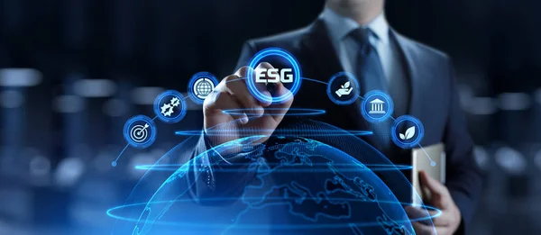 ESG Екологічне соціальне управління бізнес-стратегією інвестування концепції. Бізнесмен натискає кнопку на екрані — стокове фото
