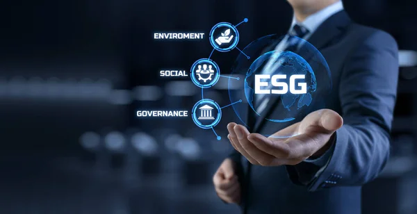 ESG çevresel sosyal yönetim iş stratejisi yatırım kavramı. İş adamı ekrandaki düğmeye basıyor