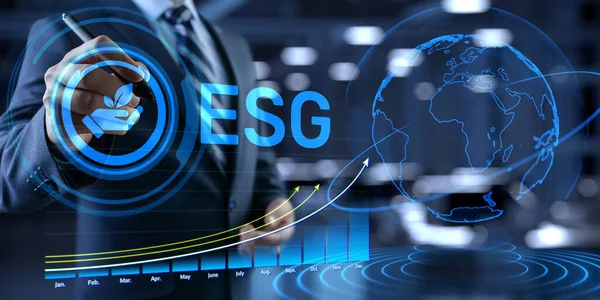 ESG çevresel sosyal yönetim iş stratejisi yatırım kavramı. İş adamı ekrandaki düğmeye basıyor