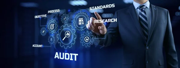 Audit Auditor Compliance-Konzept für Finanzdienstleistungen auf dem Bildschirm. — Stockfoto