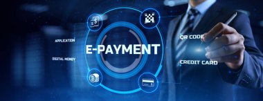 E-ödeme dijital para online bankacılık. İş adamı ekrandaki düğmeye basıyor
