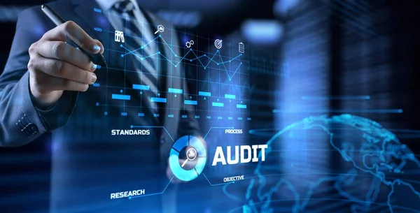 Audit Auditor Koncepce souladu finančních služeb na obrazovce — Stock fotografie