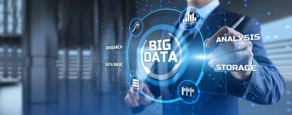 Análise de Big Data Analytics conceito de tecnologia de internet. Empresário pressionando botão na tela — Fotografia de Stock