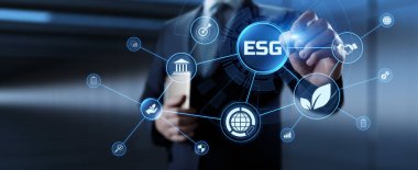 ESG çevresel sosyal yönetim iş stratejisi yatırım kavramı. İş adamı ekrandaki düğmeye basıyor