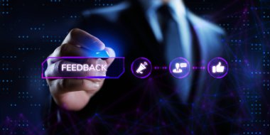 Geribildirim müşterileri pazarlama kavramını değerlendiriyor. İş adamı ekrandaki düğmeye basıyor