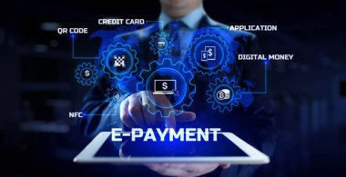 E-ödeme dijital para online bankacılık. İş adamı ekrandaki düğmeye basıyor