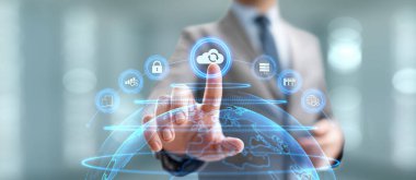 Bulut teknolojisi ağ işleme veri depolama. İş adamı ekrandaki düğmeye basıyor