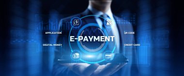 E-ödeme dijital para online bankacılık. İş adamı ekrandaki düğmeye basıyor