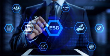 ESG çevresel sosyal yönetim iş stratejisi yatırım kavramı. İş adamı ekrandaki düğmeye basıyor