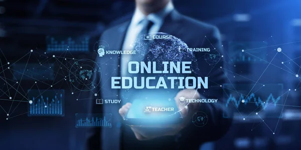 Empresario pulsando botón Educación en línea Aprendizaje electrónico aprendizaje en Internet desarrollo personal y concepto de negocio —  Fotos de Stock