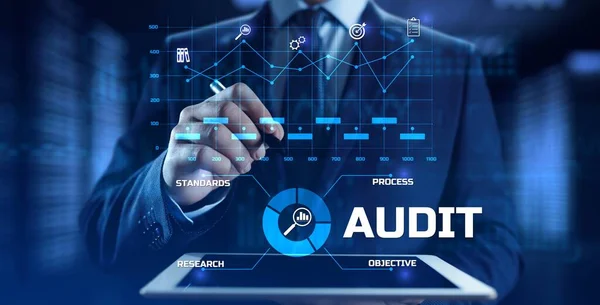 Audit Auditor Koncepce souladu finančních služeb na obrazovce — Stock fotografie