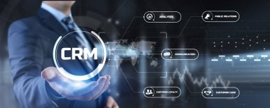 CRM Müşteri İlişkileri Yönetimi konsepti. İş adamı ekrandaki düğmeye basıyor