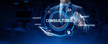 Danışmanlık işi konsepti. İş adamı ekrandaki düğmeye basıyor