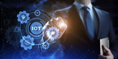 Yenilikçi teknoloji konseptinin interneti. İş adamı ekrandaki düğmeye basıyor