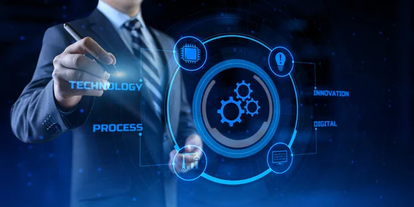 Gears - иконка концепции инновационных технологий автоматизации бизнес-процессов. Бизнесмен нажимает кнопку на экране — стоковое фото