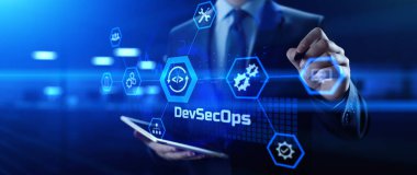 DevSecOps Yazılım Geliştirme döngüsü programlama kavramı. İş adamı düğmeye basıyor.