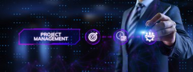 Proje yönetimi şirket teknolojisi. İş adamı ekrandaki düğmeye basıyor.