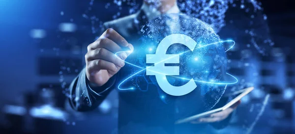 Euro-Zeichen auf virtuellem Bildschirm. Online-Banking Währungen tauschen finanzielles Konzept. — Stockfoto