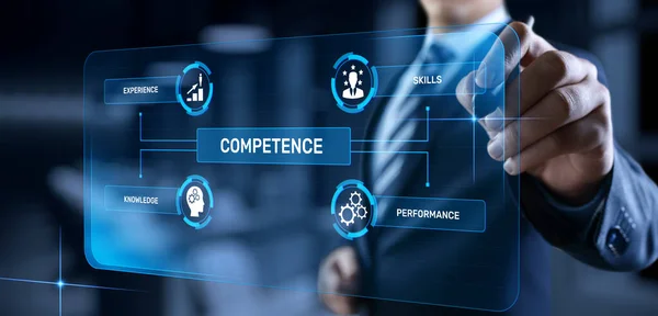 Competenze business competenze e concetto di sviluppo personale. Uomo d'affari premendo il pulsante sullo schermo. — Foto Stock