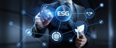 ESG çevresel sosyal yönetim iş stratejisi yatırım kavramı. İş adamı ekrandaki düğmeye basıyor
