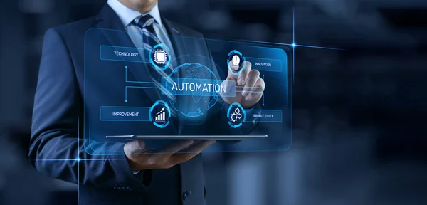 Automatisering Innovation teknik koncept. Affärsman trycka på knappen på skärmen — Stockfoto