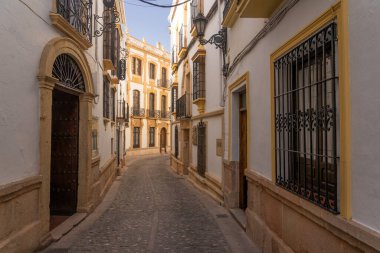 Gün batımında eski Ronda şehrinde güzel bir cadde. Malaga, Endülüs, İspanya.