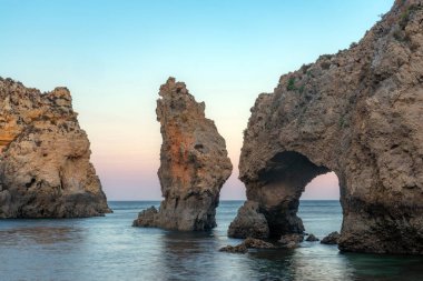Alacakaranlıkta Portekiz 'in Algarve bölgesinde Punta da Piedade kayalıkları.