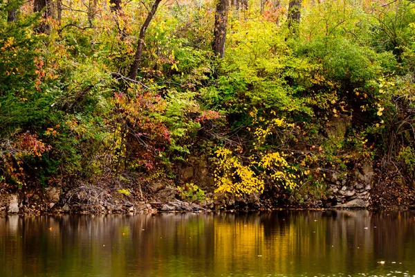 Bellissimo Paesaggio Autunnale Con Riflessi Acqua — Foto Stock