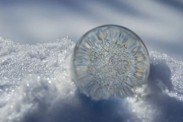 冬の背景を持つレンズボールの氷のデザイン — ストック写真