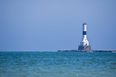 Beyaz fener iskele üzerinde