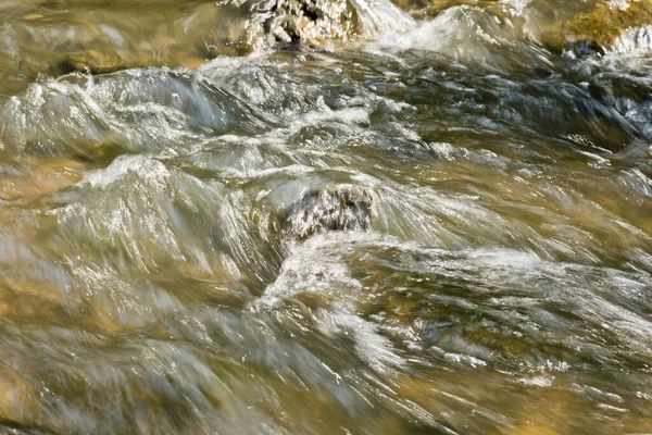 Wasser Fließt Einem Bach Über Felsen — Stockfoto