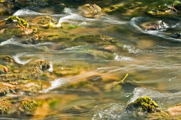 Eau Qui Coule Sur Les Rochers Dans Petit Ruisseau — Photo