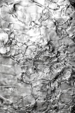 Buzdaki damarların ve baloncukların yakın çekimi, siyah ve beyaz..