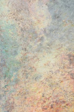 Tropikal maviler, yeşiller ve kahverengiler içeren soyut taş dokusu.