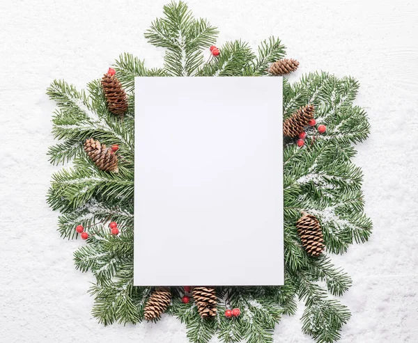 Anno nuovo sfondo di Natale con rami verdi bianco bianco. Posa piatta . — Foto Stock