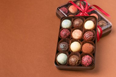 Çikolatalı yer mantarı süslemeleri kahverengi arka planda saten kurdele..