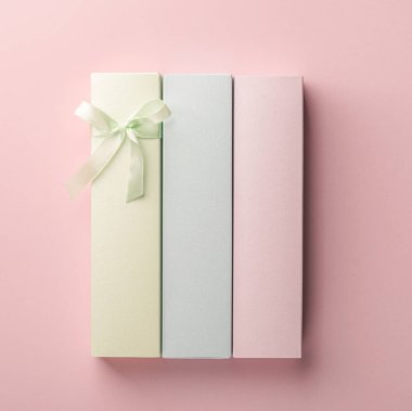 Tatil kutuları çeşitli pastel renkler parlak pembe kurdele arkaplan görünümlü