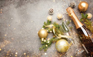 Şenlikli Noel planı şampanya şişesi yılanbalığı gri arka planda parıldıyor