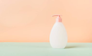 Kutu jel antiseptik kozmetik ürünlerle modern pastel arka plan