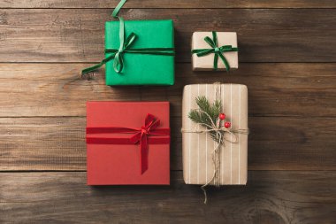 Hediye kutuları, el yapımı saten kurdeleler, tahta kaplama kağıtlar.