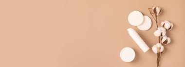 Kozmetik ürünleri grubu çeşitli tüpleri şişeler modern katı renk arka planı