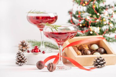 Kış içeceği kızılcık biberiye bardakları beyaz arkaplan çikolataları