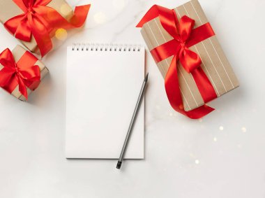 Noel hediyeleri kutuları metin hedefleri beyaz arkaplan yeni yıl konsepti ile not