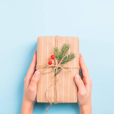 Güzel bir karton pakette hediye kutusu. Mavi arka planda.