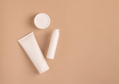 Kozmetik ürünleri grubu çeşitli tüpleri şişeler modern katı renk arka planı