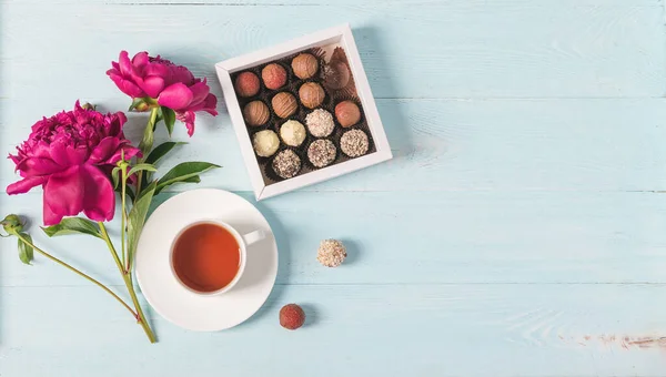 Copa de caja de té de chocolates Borgoña hermosas peonías azul suave fondo — Foto de Stock