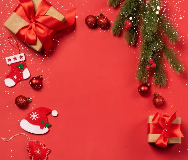 Святкові коробки подарунків з червоними луками різдвяні іграшки на червоному тлі конфетті — стокове фото