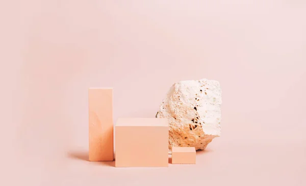 Piedra abstracta moderna del podio formas geométricas de madera pastel fondo rosa —  Fotos de Stock