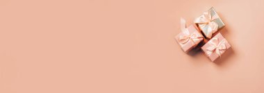 Pastel arka planda saten kurdeleli şenlik hediye kutuları. Neşeli arkaplan