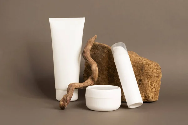 Kozmetikumok egy csoportja különböző palackokban modern absztrakt pódium természetes anyagok — Stock Fotó